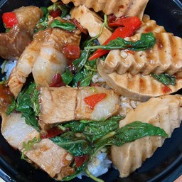 ข้าวกะเพราะหมูกรอบหมูยอ