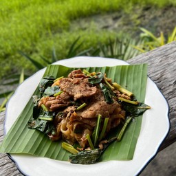 ผัดซีอิ๊วเส้นใหญ่หมูนุ่ม