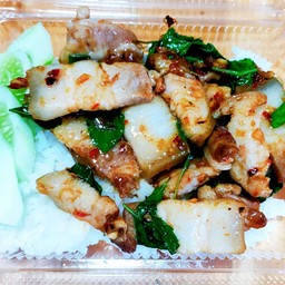 ข้าวกะเพราหมูสามชั้น
