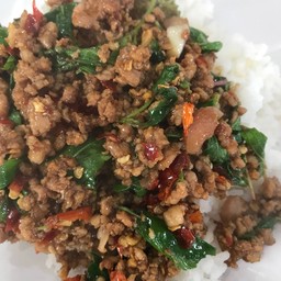 กระเพราหมูสับราดข้าว