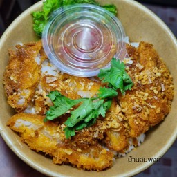 ข้าวหน้าปลาทอด ซอสน้ำปลา น้ำจิ้มซีฟู้ด