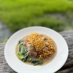 ราดหน้าหมี่กรอบหมูนุ่ม
