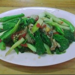 คะน้าราดข้าว