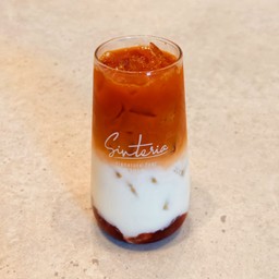 Ice Srewberry Thai Tea Latte.