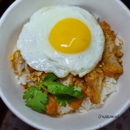 ข้าว ไก่ทอดซอสน้ำปลา ไข่ดาว