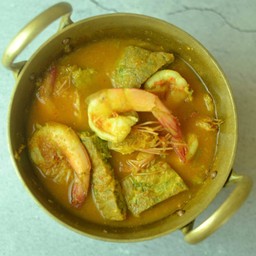 แกงส้มกุ้งชะอมไข่ทอด Sour curry soup w shrimp & omelet
