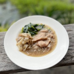 ราดหน้าเส้นใหญ่หมูนุ่ม