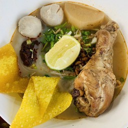 ก๋วยเตี๋ยวจัมโบ้ไก่ตุ๋น (ต้มยำ)