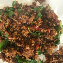 กระเพราเนื้อสับราดข้าว