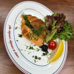 croissant smoke salmon hot raddish