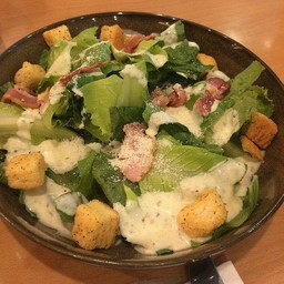 ซีซ่าสลัดเบคอนกรอบและชีส