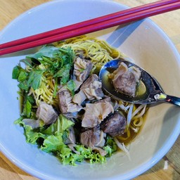 เส้นหมี่หมูตุ๋น