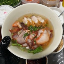 ก๋วยเตี๋ยวน้ำใสหมูแดง+หมูกรอบ