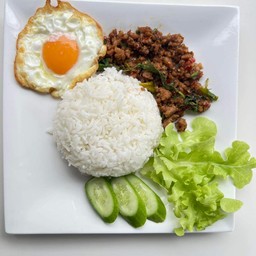 ข้าวกะเพรา ไก่สับ + ไข่ดาว