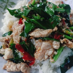 หมูผัดคะน้าน้ำมันหอยพริกสดราดข้าว