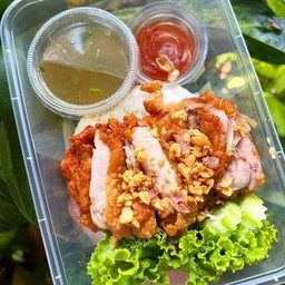 ข้าวหน้าไก่ทอดกระเทียม