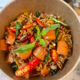 มาม่าผัดขี้เมาใส้กรอกหนังกรอบ