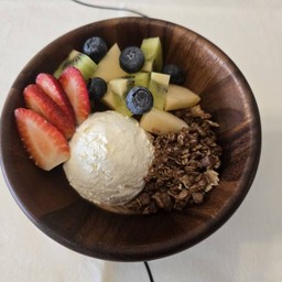 กรีก โยเกิร์ต และผลไม้ตามฤดูกาล