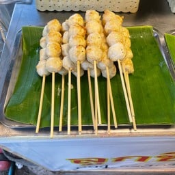 ลูกชิ้นปิ้งกิมเฮง ( ตลาดไร่วนาสิน ) ตรงข้ามร้านน้ำปั่น สาขา 1ตลาดไร่วนาสิน ตอนเย็น