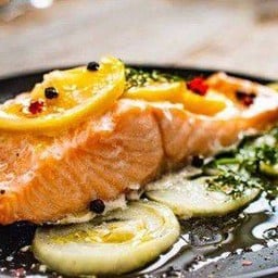 สเต๊กปลาแซลมอนเลมอนครีมซอส