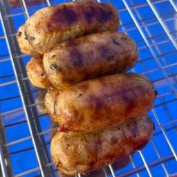 ผลไม้สด ไส้กรอกอีสานทอด เซเว่นท่าโพธิ์