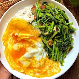 ผัดผักบุ้ง ราดข้าว