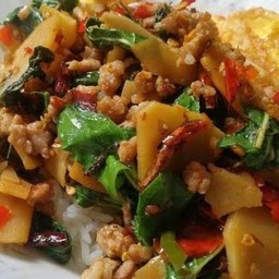 ข้าวราดกะเพราหมูสับหน่อไม้ดอง