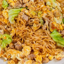 มาม่าผัดไข่ ใส่ผัก