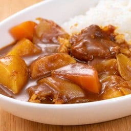 ข้าวหน้าแกงกระหรี่หมูกรอบ