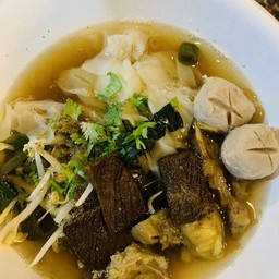 ก๋วยเตี๋ยวลูกชิ้นจัมโบ้เนื้อตุ๋น