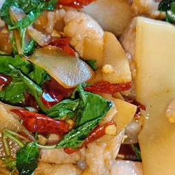 ข้าวกะเพราหมูสามชั้นหน่อไม้ดอง