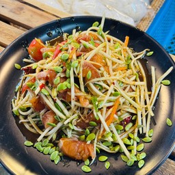 ตำแซลมอน+ข้าวเหนียว+แคปหมู+ไข่ต้ม+เป๊ปซี่ 325 ml