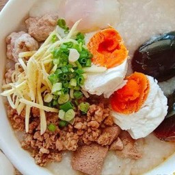 โจ๊กหมูทรงเครื่องไข่เค็ม+ไข่เยี่ยวม้า