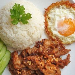 หมูทอดกระเทียมราดข้าว