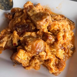 หมูกรอบผัดไข่ข้นพริกเผา ราดข้าว