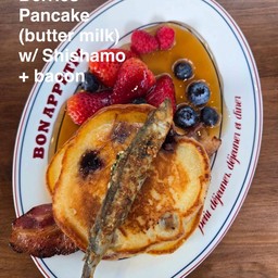 Berries Pancake (butter milk)w/ shishamo+bacon