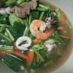 ราดหน้ารวม หมู หมึก กุ้ง