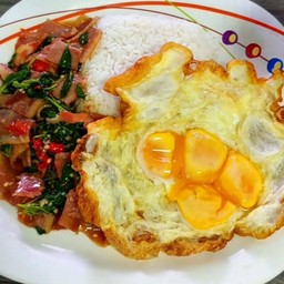 ข้าวราดกระเพราเบคอน+ไข่ดาว