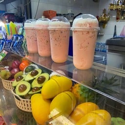 โยเกิร์ตรสสตอเบอรี่ + นมสด + ปีโป้ปั่น