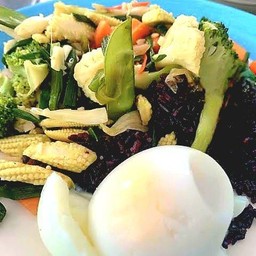 ข้าวไรเบอรี่ ผัดผักรวมน้ำมันหอย ไข่ต้ม น้ำพริก