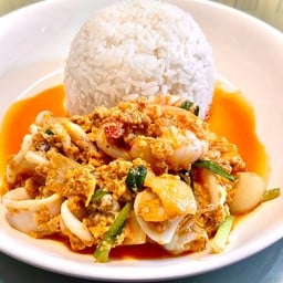 ทะเลผัดผงกะหรี่ ราดข้าว