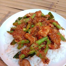 ผัดพริกแกงหมุราดข้าว