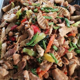 ผัดกระเพราไก่ใส่ลูกชิ้นปลา
