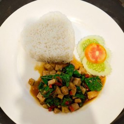 ข้าวราดกระเพราหมูยอ