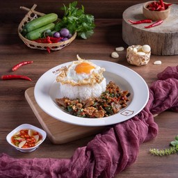 ข้าวกะเพราไก่ไทบ้าน (ผัดพริกแห้ง) + ไข่ดาว