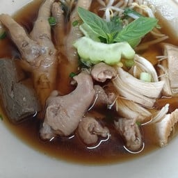 หมาใจดำก๊วยเตี๊ยวไก่มะระ
