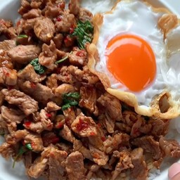 ข้าวราดกระเพราหมูชิ้น+ไข่ดาว