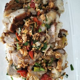 หมูกรอบคั่วพริกเกลือราดข้าว
