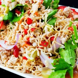 ยำมาม่าน้ำข้นหมูสับ