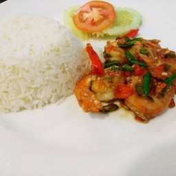 ข้าวราดกุ้งผัดพริกขี้หนู